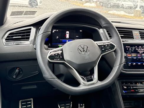 Used 2022 Volkswagen Tiguan SE R-Line image 19