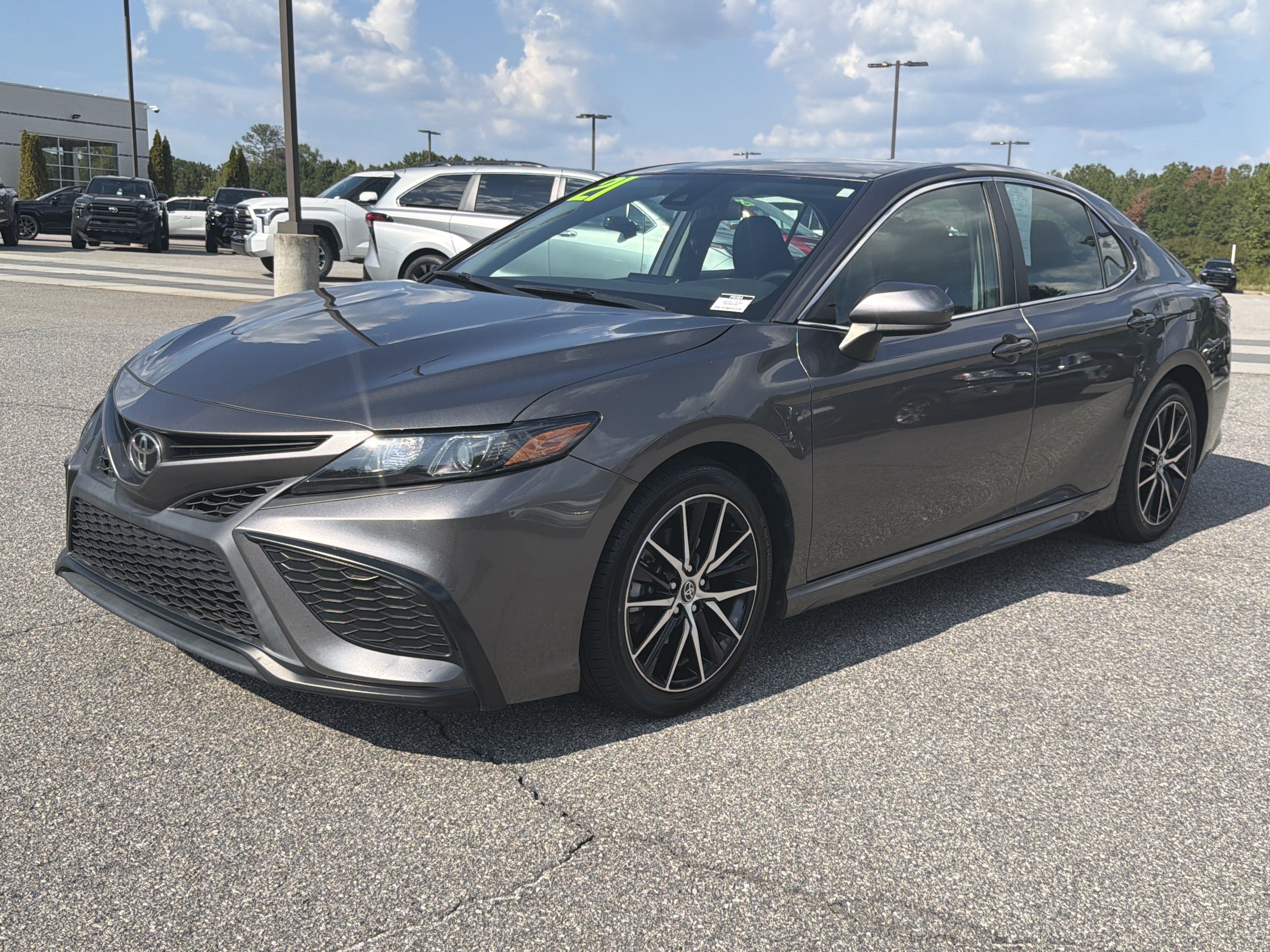 Used 2021 Toyota Camry SE FWD image 3