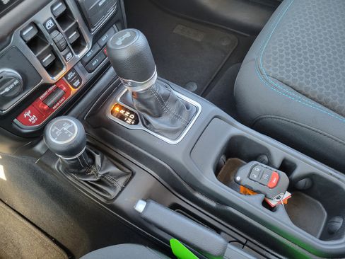 Used 2025 Jeep Wrangler Unlimited Rubicon 4xe w/ Convenience Group image 15