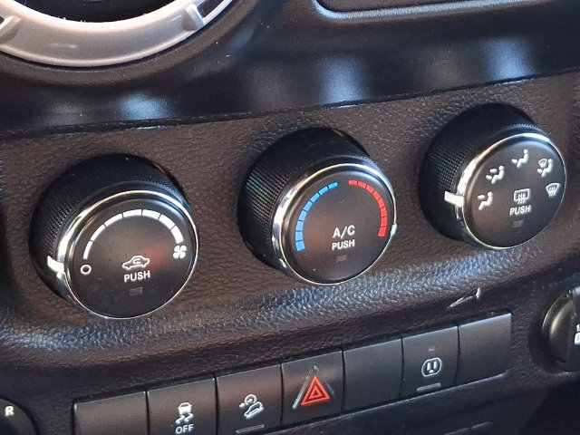 Used 2015 Jeep Wrangler Unlimited Sahara w/ Connectivity Group AWD/4WD image 12