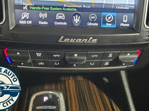 Used 2019 Maserati Levante GranLusso AWD/4WD image 18