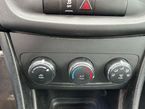 Used 2013 Dodge Avenger SE image 16