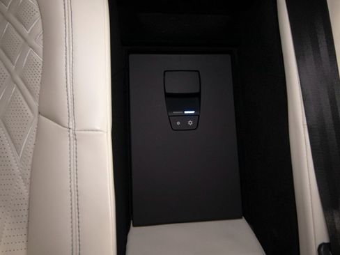 Used 2023 Bentley Flying Spur Azure image 45