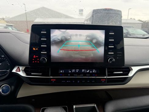 Used 2022 Toyota Sienna XLE image 14