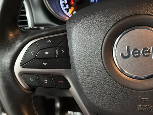 Used 2019 Jeep Grand Cherokee Laredo AWD/4WD image 12