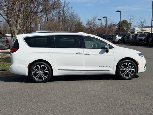 Used 2025 Chrysler Pacifica Pinnacle w/ Trailer Tow Group image 6