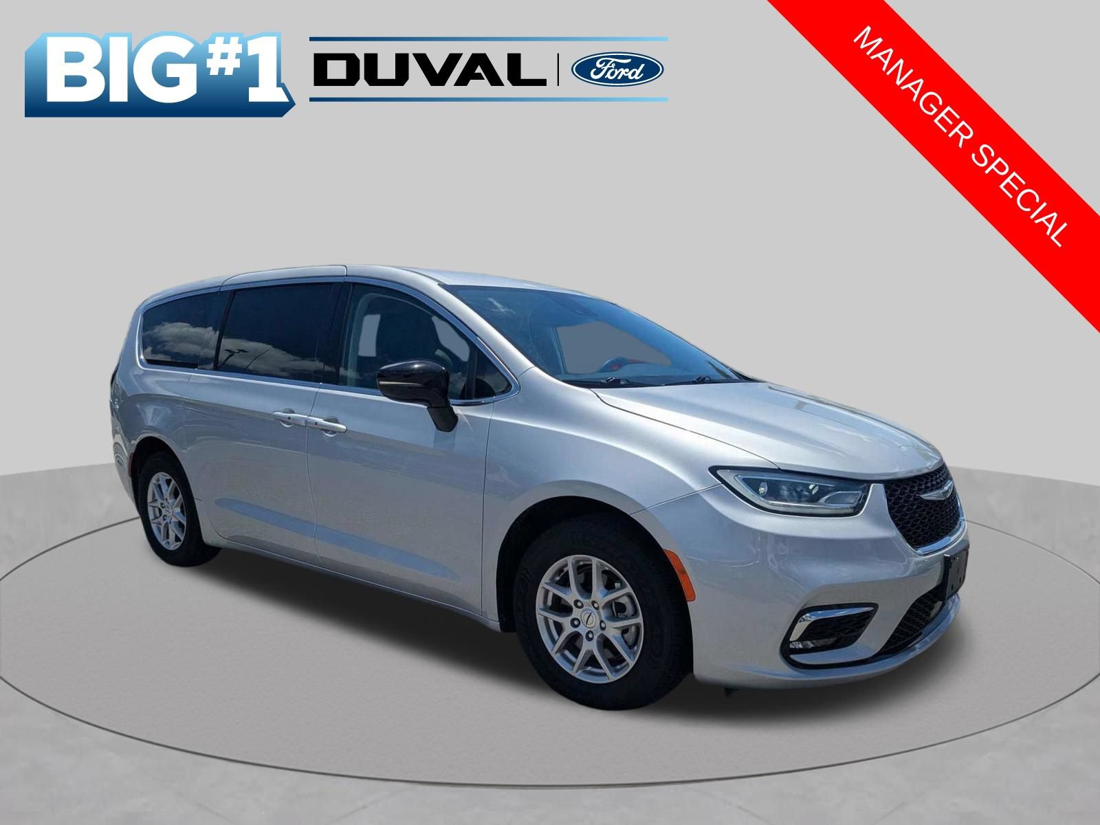 Used 2024 Chrysler Pacifica Touring-L FWD image 2