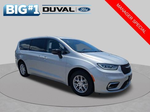 Used 2024 Chrysler Pacifica Touring-L FWD image 2