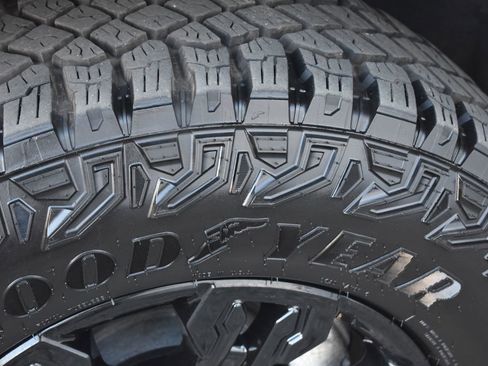 Certified 2025 Chevrolet Silverado 1500 ZR2 w/ Technology Package image 32