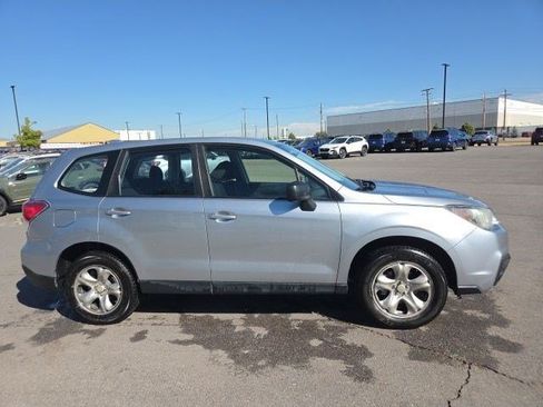 Used 2017 Subaru Forester 2.5i AWD/4WD image 2