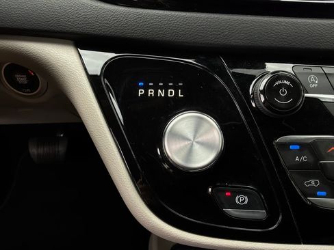 Used 2024 Chrysler Pacifica Touring-L FWD image 30