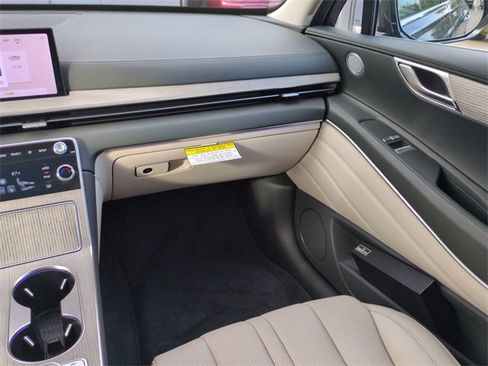 Certified 2025 Genesis GV80 2.5T Select image 14