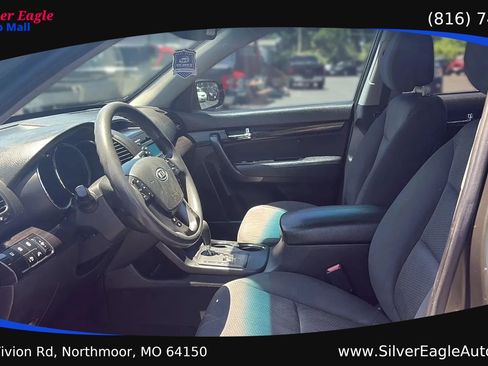 Used 2011 Kia Sorento LX w/ Convenience Pkg FWD image 9