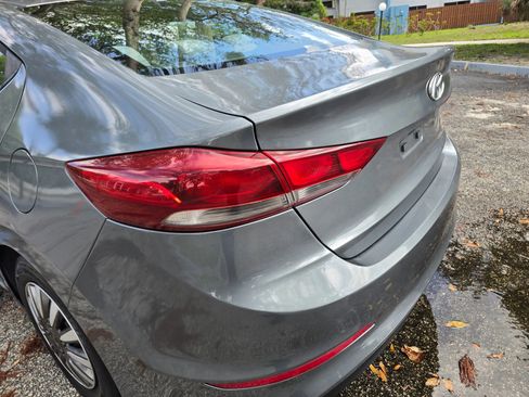 Used 2017 Hyundai Elantra SE image 19