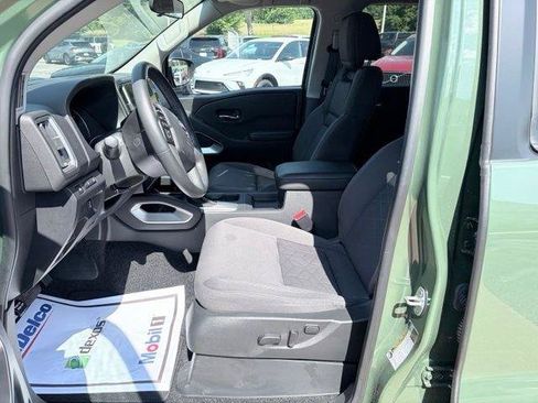 Used 2025 Nissan Frontier SV w/ SV Convenience Package RWD image 12
