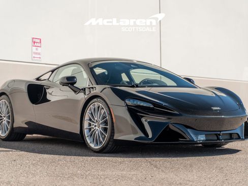 Used 2025 McLaren Artura image 9