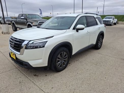 Used 2024 Nissan Pathfinder SV image 3