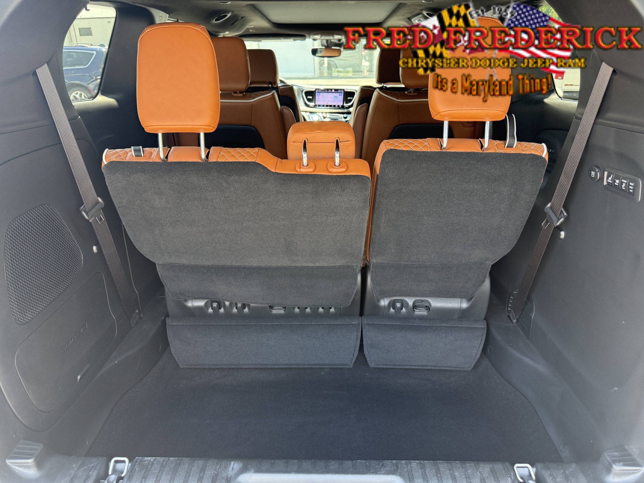 Used 2024 Chrysler Pacifica Pinnacle w/ Trailer Tow Group AWD/4WD image 7