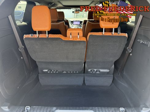 Used 2024 Chrysler Pacifica Pinnacle w/ Trailer Tow Group AWD/4WD image 7