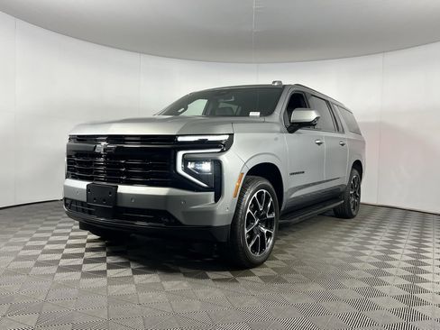 Used 2025 Chevrolet Suburban RST image 3