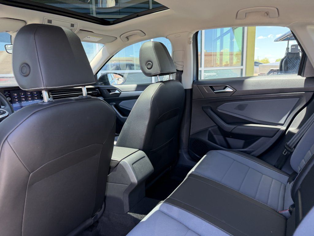 Used 2025 Volkswagen Jetta SE w/ Sunroof Package FWD image 34