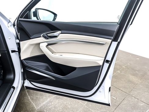 Used 2024 Audi Q8 e-tron Premium Plus w/ Premium Plus Package image 25