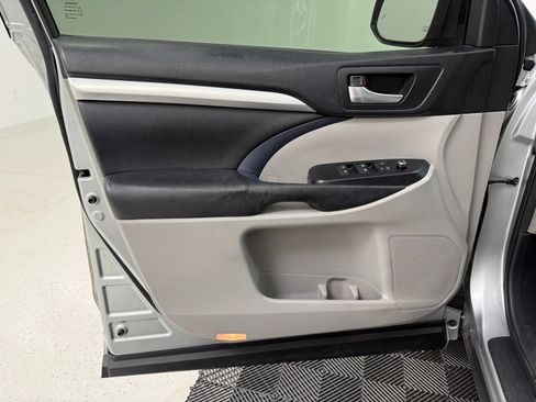 Used 2017 Toyota Highlander XLE FWD image 11