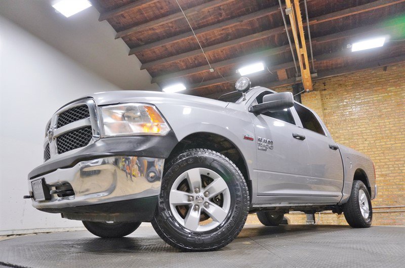 Used 2021 RAM 1500 4x4 Crew Cab Classic w/ Chrome Appearance Group image 3
