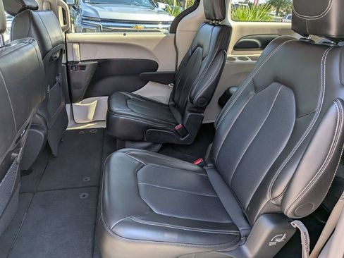 Used 2024 Chrysler Pacifica Touring-L FWD image 15
