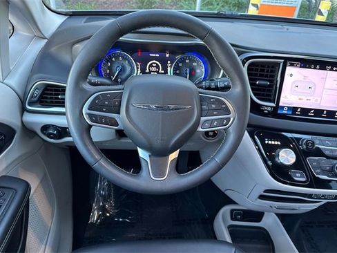 Used 2024 Chrysler Pacifica Touring-L image 17