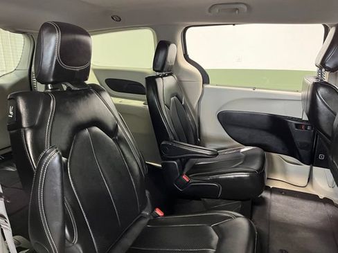 Used 2024 Chrysler Pacifica Touring-L FWD image 13
