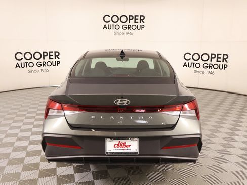 Used 2025 Hyundai Elantra SE FWD image 20