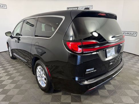 Used 2023 Chrysler Pacifica Touring-L FWD image 4