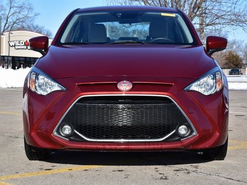 Used 2019 Toyota Yaris L image 2