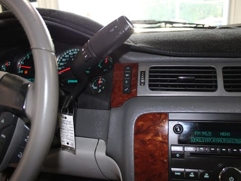 Used 2010 Chevrolet Avalanche LT w/ Luxury Package RWD image 21