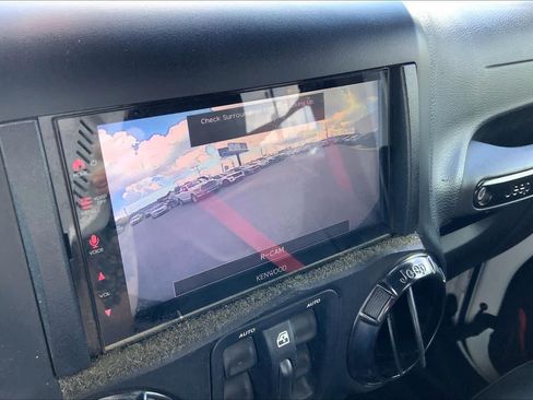 Used 2017 Jeep Wrangler Unlimited Rubicon AWD/4WD image 26