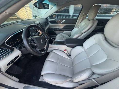 Used 2017 Lincoln Continental Premiere image 21