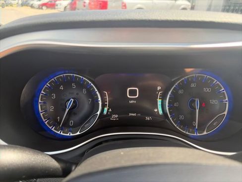 Used 2025 Chrysler Pacifica Limited FWD image 19