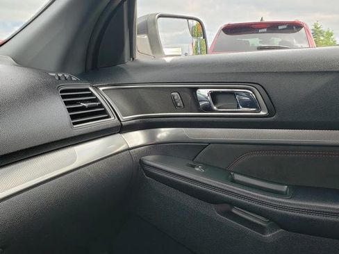 Used 2018 Ford Explorer XLT w/ Equipment Group 202A AWD/4WD image 26