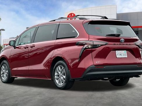 Used 2025 Toyota Sienna LE FWD image 7