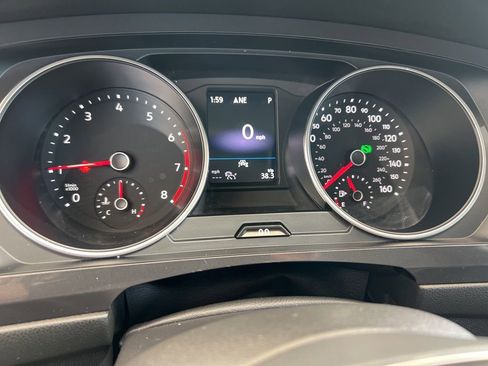 Used 2021 Volkswagen Tiguan SE w/ Panoramic Sunroof Package image 18