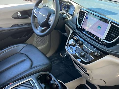 Used 2022 Chrysler Pacifica Touring-L FWD image 25
