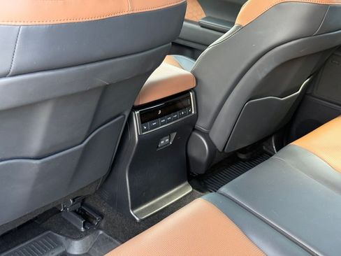 Used 2024 Lexus GX 550 w/ Accessory Package (31) AWD/4WD image 29