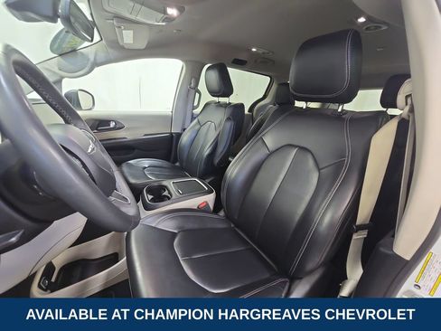 Used 2023 Chrysler Pacifica Touring-L FWD image 26