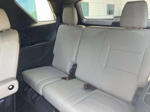 Used 2023 Chevrolet Traverse LT FWD image 10