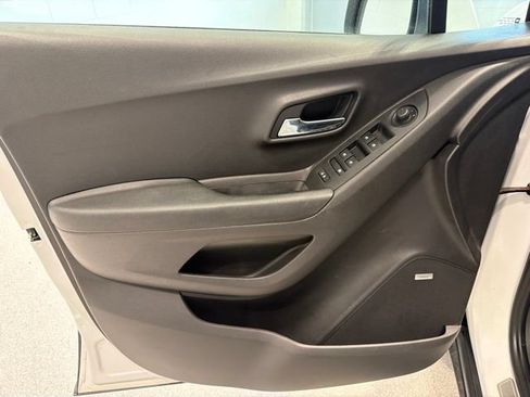 Used 2020 Chevrolet Trax Premier FWD image 14