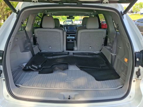 Used 2019 Toyota Highlander XLE AWD/4WD image 31