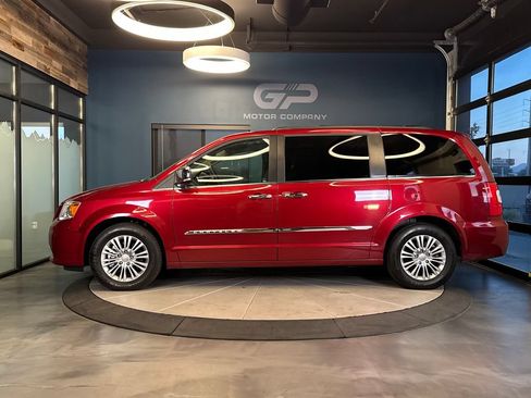 Used 2015 Chrysler Town & Country Touring-L w/ Driver Convenience Group FWD image 6