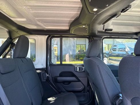 Used 2025 Jeep Wrangler Unlimited Sahara AWD/4WD image 14