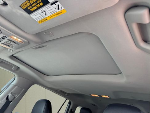 Used 2024 Toyota Highlander XLE FWD image 23